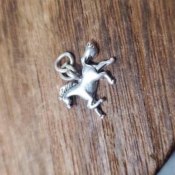 P208 galloping horse pendant - Picture 1 of 2